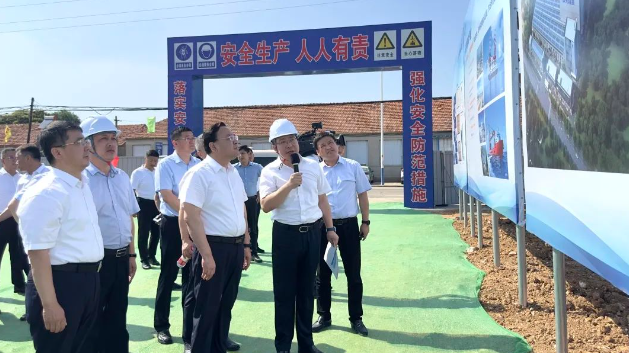 威海市委書記閆劍波率領調研團隊蒞臨中天科技山東海工線纜項目，對其建設情況進行實地考察。中天科技集團總裁薛馳向調研團隊詳細介紹了中天科技集團的發展歷程以及山東海工線纜項目的進展情況。
