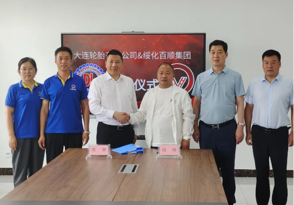 據(jù)了解，雙方合作協(xié)議的內(nèi)容涵蓋了多個(gè)領(lǐng)域，從業(yè)務(wù)互補(bǔ)到市場營銷，再到產(chǎn)業(yè)推動，都將展開深度合作。這次合作對雙方而言意義重大。大連輪胎有限公司通過與綏化百順集團(tuán)的合作，進(jìn)一步鞏固了在輪胎市場的領(lǐng)導(dǎo)地位，同時(shí)也拓展了業(yè)務(wù)范圍。而綏化百順集團(tuán)則通過與大連輪胎有限公司的合作，更好地保證了車輛制造的品質(zhì)和效率，為公司未來的持續(xù)發(fā)展打下了堅(jiān)實(shí)基礎(chǔ)。