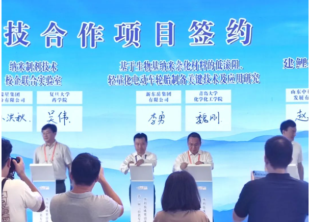 本次會議的主題緊扣“科技創新與新型工業化”，涵蓋了重點項目簽約儀式、高端論壇等多項活動。據了解，新東岳集團作為會議的重要參與者之一，在會上與全球材料科學領域的頂尖科學家魏剛高級研究員成功簽約，雙方將共同建立產學研合作關系。這一合作旨在推動科技成果轉化，服務企業，提升科研水平與創新能力，共同探索產業升級、技術攻關、人才培育等多領域的深度合作。