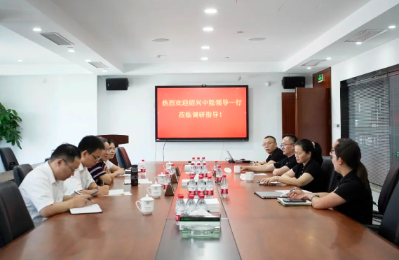 紹興市中級(jí)人民法院副院長王惠中一行蒞臨三力士股份有限公司，就該公司的知識(shí)產(chǎn)權(quán)保護(hù)狀況展開調(diào)研。三力士股份有限公司董事長吳瓊瑛，帶領(lǐng)著團(tuán)隊(duì)的成員，熱情接待了此次調(diào)研。