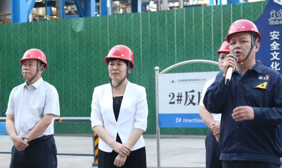 趙偉對崔市長一行的到訪表示了熱烈的歡迎，并向調研團隊詳細介紹了烏海黑貓的生產經營情況。他表示，烏海黑貓將認真貫徹崔市長提出的工作要求，確保企業今年的生產經營目標得以順利完成。
