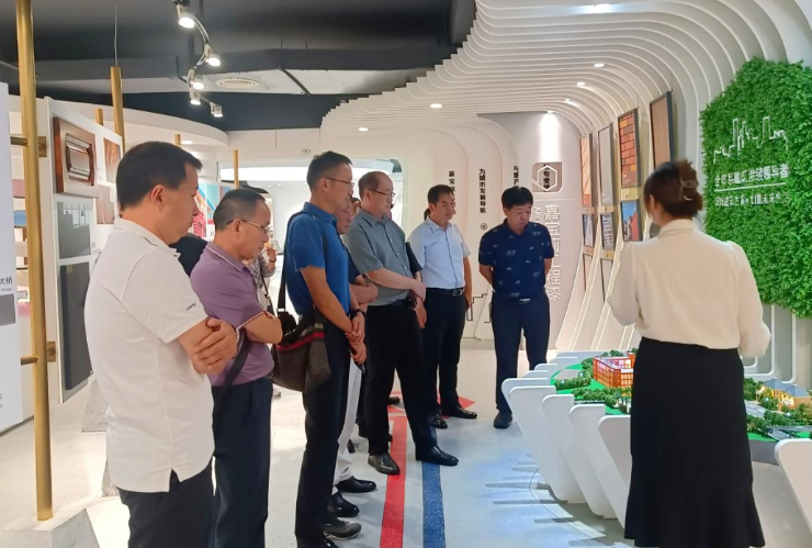 接著，代表團參觀了嘉寶莉化工集團，這家現(xiàn)代化高新技術企業(yè)專注于環(huán)保涂料的研發(fā)與創(chuàng)新，致力于為消費者創(chuàng)造安全、健康、優(yōu)質(zhì)的產(chǎn)品。在座談交流中，嘉寶莉化工集團的高管分享了公司的發(fā)展方向和數(shù)字化平臺建設經(jīng)驗，與參觀團成員就工業(yè)技術、銷售等進行了深入交流。