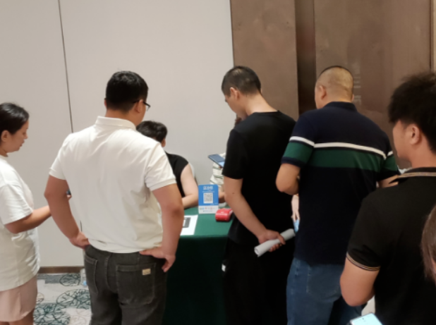 會議上，零售商紛紛表示對中策產(chǎn)品、哈爾濱祖茂以及市場充滿信心，他們的積極反應充分展現(xiàn)了好運輪胎的市場影響力。中策橡膠乘用車胎始終將產(chǎn)品創(chuàng)新作為核心，同時加強品牌建設(shè)、完善服務系統(tǒng)，為合作伙伴提供全面的支持。通過與合作伙伴緊密合作，公司將繼續(xù)引領(lǐng)行業(yè)創(chuàng)新，為中國汽車產(chǎn)業(yè)帶來更多的變革與發(fā)展。