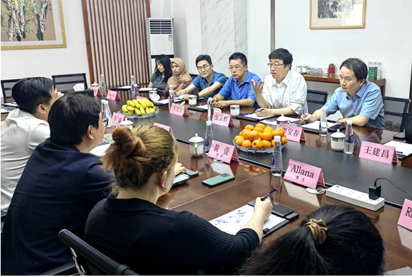在座談交流中，楊水清董事長詳細介紹了公司發展狀況，并強調了與英國愛丁堡大學在新材料領域的合作進展。他表達了與高校合作的愿望，希望充分利用學科和人才資源優勢，實現合作共贏。