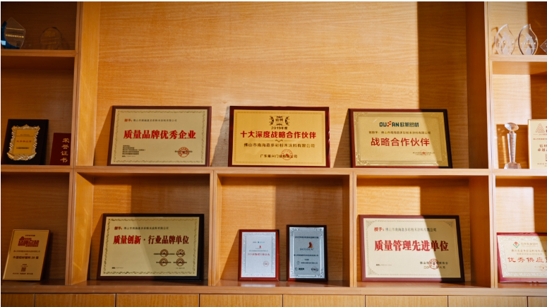 作為一家以技術實力為支撐的高新技術企業，嘉多彩粉末涂料公司在業界細分領域展現出了強大的創新能力和發展潛力。據了解，被認定為“創新型中小企業”的標準非常嚴格，要求企業在專業化水平、創新能力和行業影響力等方面均達到較高水平，因此嘉多彩公司的入選可謂是對其在行業內的地位和實力的肯定。