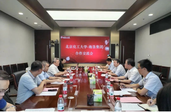 海南橡膠集團(tuán)總經(jīng)理、海南橡膠黨委書記艾軼倫率團(tuán)于8月15-16日前往北京先后與北京化工大學(xué)、北京橡膠工業(yè)研究設(shè)計(jì)院有限公司(簡稱北橡院)舉行座談，圍繞人才引進(jìn)、人才培養(yǎng)、科研項(xiàng)目合作、產(chǎn)業(yè)轉(zhuǎn)型升級、參與天然橡膠產(chǎn)業(yè)創(chuàng)新聯(lián)盟等方面進(jìn)行深入交流，共謀合作新篇。
