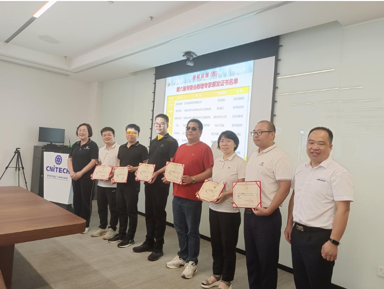 此次會議還邀請了新加入的專委會專家進行自我介紹，新增專家來自科研單位、企業技術部門以及咨詢機構。隨后，專家們就涂料行業集中度提升、國內涂料市場競爭激烈等問題展開討論，各自提出了寶貴的建議。據了解，專家們就如何推動寧波市涂料與涂裝行業綠色健康發展等議題，提出了一系列具有建設性的意見，并表示將積極參與協會各項工作，為行業的可持續發展出謀劃策。