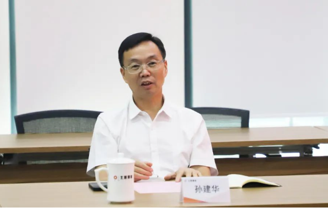株洲橡膠院的孫建華也在會上介紹了該院的發(fā)展歷程、技術(shù)開發(fā)成果等。他指出，北新防水在資源整合、品牌塑造和市場推廣方面經(jīng)驗(yàn)豐富，而株洲橡膠院在技術(shù)開發(fā)能力和成果方面頗具實(shí)力。雙方將以產(chǎn)業(yè)化前景明確的項(xiàng)目為切入點(diǎn)，實(shí)現(xiàn)資源共享，共同推動企業(yè)高質(zhì)量發(fā)展。
