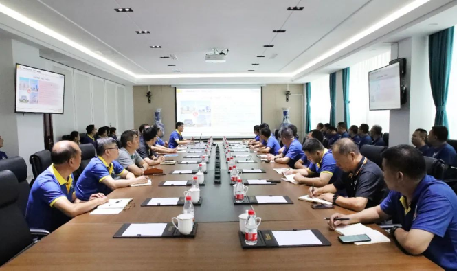 華盛橡膠集團于8月27日在其技術研發中心舉行了2023年“質量月”的啟動會議。這次會議聚焦于質量的重要性，旨在通過一系列活動，夯實質量基石，構建質量強企的目標。出席會議的有華盛橡膠集團高層領導趙瑞青總經理、張玉亮副董事長、田永山副總經理，以及各工廠主要負責人、研發中心部門主管等。