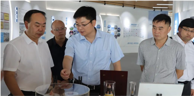 安順市副市長楊平一行蒞臨寶勝調研企業生產經營情況。寶勝股份黨委書記、董事長生長山，黨委副書記、工會主席宋宇峰，黨委委員、副總經理、總工程師陳大勇等公司領導陪同。