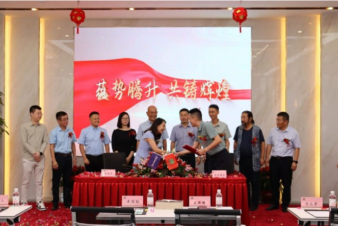 最后，在九環機械股份有限公司總裁辛程勛和青島泰凱英專用輪胎股份有限公司黨委書記郭永芳的共同見證下，雙方的代表上臺進行了正式簽約。這一重要時刻在熱烈的掌聲中完成，象征著兩家企業正式啟動全新的合作篇章。