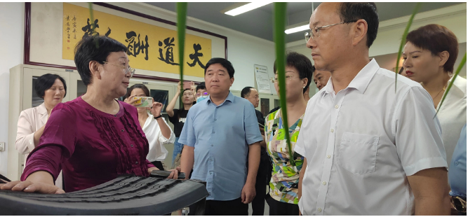 隨后，參觀團一同來到了萬通三樓的輪胎文化園。張秀麗通過生動的解說，展示了輪胎從生產到報廢的全生命周期和其所蘊含的價值。她特別強調了輪胎翻新的重要性，指出在循環經濟中，輪胎翻新能夠發揮巨大作用，實現低碳減排和綠色經濟的目標。