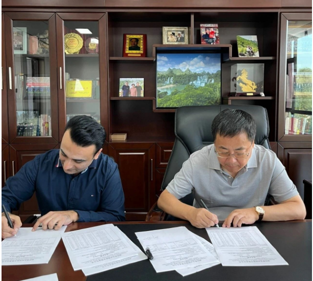 日前，朝陽新長征輪胎有限責任公司迎來了一位特別的客商賽伊德，這是因為受到疫情影響，他們已經(jīng)有四年沒有見面了。賽伊德是一家巴基斯坦公司的負責人，他們向中國銷售新長征輪胎生產(chǎn)的斜交胎已經(jīng)有50多年的歷史。