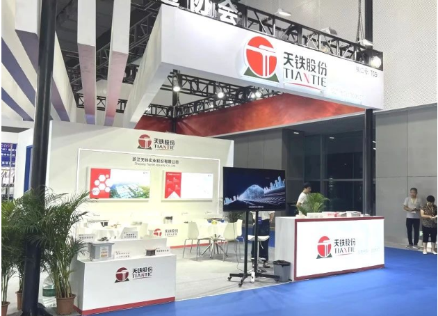 天鐵股份作為智慧交通、智慧城市產業建設的重要參與者，展會上呈現了令人矚目的系列產品。不僅向觀眾展示了橡膠減振墊、橡膠彈簧隔振器、橡膠套靴等軌道結構減振降噪系列產品，還隆重推出了公司最新研發的產品：鎂質漂珠高晶復合風管和鎖緊式軸向冷擠壓鋼筋接駁器。這些新產品在展會上吸引了眾多行業專家及業內人士的濃厚興趣，同時也為公司的業務網絡和影響力帶來了進一步的拓展。
