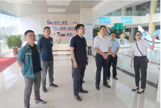 ，劉普軍會長一行抵達(dá)焦作市，受到了龍佰集團(tuán)董事長和奔流以及黨委書記張剛的熱情接待。龍佰集團(tuán)向代表團(tuán)介紹了公司的發(fā)展歷程，并帶領(lǐng)他們參觀了硫酸法和氯化法鈦白粉生產(chǎn)工廠、企業(yè)技術(shù)中心等設(shè)施。座談交流中，劉普軍會長對龍佰集團(tuán)在環(huán)保方面的努力給予了充分肯定，他提出了對企業(yè)未來發(fā)展的殷切希望，鼓勵企業(yè)在環(huán)保標(biāo)準(zhǔn)、技術(shù)創(chuàng)新等方面繼續(xù)發(fā)力，為綠色發(fā)展貢獻(xiàn)力量。