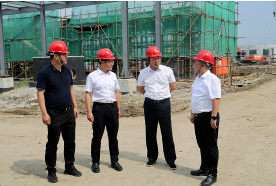 項目占地達到400畝，一期計劃投資8.78億元人民幣，主要規劃包括建設15萬噸/年碳五分離裝置和4萬噸/年EVEC-IR綠色新材料裝置，以及相應的生產配套設施。項目已經完成了樁基施工，并正在進行廠房主體以及附屬設施的建設。預計這一項目將在年底前竣工投產，為行業創造更多的創新和發展機遇。