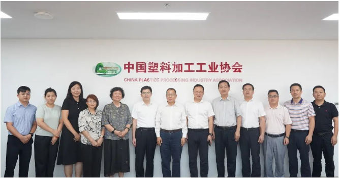 雙方還就塑料新材料等產(chǎn)業(yè)發(fā)展、園區(qū)建設(shè)、市場(chǎng)拓展等領(lǐng)域進(jìn)行了深入探討與交流。