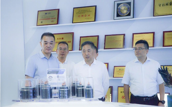 在萬馬創新園的展廳，宦金元副市長一行詳細了解了萬馬股份的發展歷程、核心業務、產業結構和產品優勢等。他們不僅聆聽了公司高管關于光伏項目的介紹，還觀看了相關的項目視頻。這次考察使他們對萬馬股份在新智造電纜領域的概況以及在企業綠色發展方面取得的成果有了更加具體的了解。