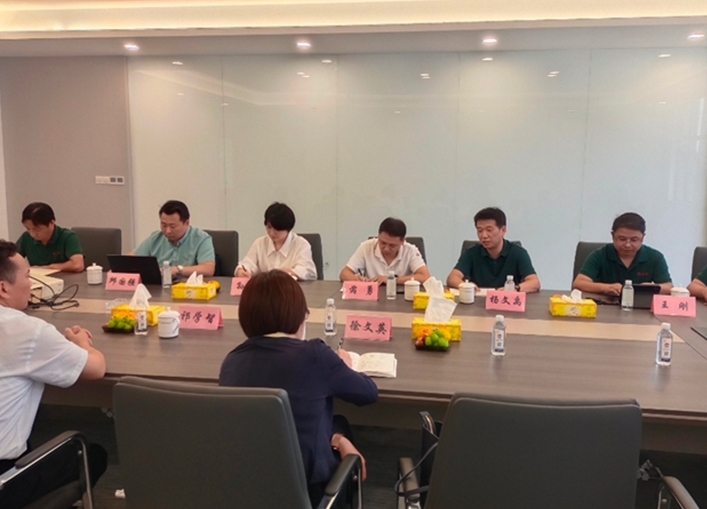 徐文英一行首先參觀了南通回力的項目展廳，隨后踏入再生橡膠加工回用車間，詳細了解了從原材料加工到成品橡膠生產的整個工藝流程。他們仔細詢問了車間內設備的運轉情況，以及智能化車間的建設進展。據了解，南通回力橡膠利用智能化技術，能夠準確滿足不同客戶的生產需求，其系列橡膠制品在輪胎、膠板、膠管、膠帶、膠鞋等領域具有可靠的質量和廣泛的適用性。