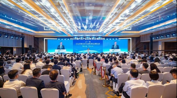 中國汽車產業發展取得顯著成就，為探討行業前景，第十九屆中國汽車產業發展(泰達)國際論壇于近日在天津市濱海新區舉行。今年的論壇以“高質量·新未來”為主題，吸引了眾多企業代表和專家學者參與，共同深入探討了影響產業發展的關鍵要素。