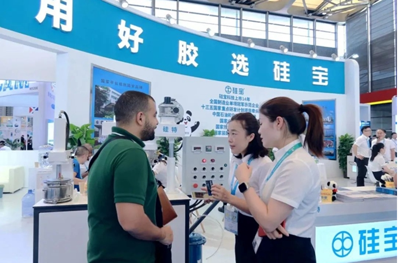 此外，硅寶科技還展示了硅烷偶聯(lián)劑和專業(yè)制膠設備，這些展品也受到了專業(yè)觀眾的熱切關(guān)注。展會現(xiàn)場，各業(yè)內(nèi)知名專家和領(lǐng)導紛紛蒞臨硅寶展臺慰問，并鼓勵硅寶繼續(xù)在有機硅密封膠行業(yè)中發(fā)揮引領(lǐng)作用。