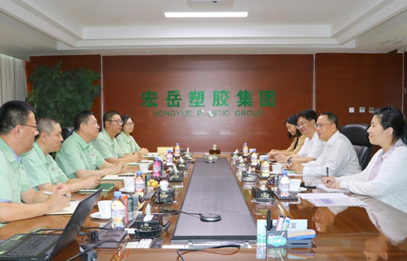 據(jù)了解，宏岳塑膠集團(tuán)成立于2001年，是一家集科研開發(fā)、生產(chǎn)銷售為一體的大型環(huán)保塑膠管道企業(yè)。集團(tuán)總部位于秦皇島經(jīng)濟(jì)技術(shù)開發(fā)區(qū)，擁有多個(gè)生產(chǎn)基地，總面積達(dá)300,000平方米，年生產(chǎn)能力達(dá)30萬噸。他們提供廣泛的塑膠管道系統(tǒng)，包括公共建筑和民用建筑管道、市政管道、地面輻射采暖管道等。馬君董事長感謝中國塑協(xié)長期以來對(duì)宏岳集團(tuán)的支持，并分享了集團(tuán)的發(fā)展現(xiàn)狀，強(qiáng)調(diào)了集團(tuán)的初心和產(chǎn)品系統(tǒng)的不斷完善。