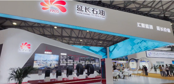 本次展覽會吸引了眾多橡膠行業的參展企業，其中陜西延長石油西北橡膠有限公司也受邀參展，他們的展區匯集了各類橡膠制品，包括子午線輪胎和飛機輪胎等。這些產品的獨特之處在于它們是由該公司自主研發和生產的，因此備受觀眾關注。
