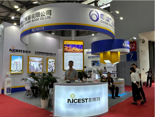 為期三天的第二十一屆中國國際橡膠技術展覽會在上海新國際博覽中心圓滿落幕。這場展會規模宏大，總展出面積達50000平方米，吸引了810多家參展企業，而首日的參觀人數更是達到了13000人次，這些數據均創下了歷史新高。