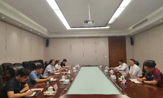 隨后，調(diào)研組一行召開了座談會(huì)，圍繞浦林成山近幾年遭受國外貿(mào)易救濟(jì)調(diào)查、應(yīng)對(duì)國際貿(mào)易摩擦的情況進(jìn)行交流和探討，指導(dǎo)企業(yè)如何應(yīng)對(duì)國際貿(mào)易摩擦，幫助開拓國際市場(chǎng)，規(guī)避貿(mào)易風(fēng)險(xiǎn)。
