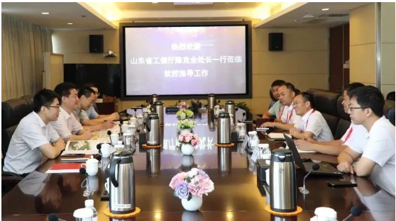 山東省工業(yè)和信息化廳軟件與信息服務(wù)業(yè)處處長陳克全一行來到軟控股份，深入研究橡膠輪胎行業(yè)工業(yè)軟件的研發(fā)、應(yīng)用和推廣情況。軟控股份公司副總裁向坤宏熱情接待了到訪領(lǐng)導(dǎo)。