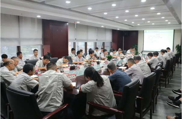 陜西延長石油西北橡膠有限公司于9月11日召開了9月份的工作對接會。會議由西橡公司副總經(jīng)理寧博主持，西橡公司總經(jīng)理兼黨委副書記張航偉也出席并發(fā)表講話。與會的還包括西橡公司領(lǐng)導(dǎo)班子成員和各單位各部門負(fù)責(zé)人。
