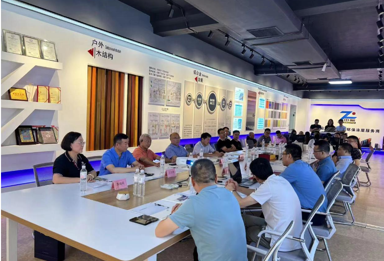 寧波涂協考察團來到了青島中氟氟碳材料有限公司，公司總經理宋兆斌熱情歡迎了考察團。在座談交流會上，宋兆斌總經理詳細介紹了公司的產品體系，包括FEVE水性氟碳涂料、油性氟碳涂料、UV光固化涂料等。他強調了公司在氟碳領域的深耕細作和標準的豐富經驗，為行業內其他企業提供了學習的機會。