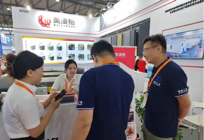 展會期間，眾多參觀者對美凌格的輪胎傳送帶解決方案給予了高度評價?？蛻艏娂姳硎?，美凌格的先進技術和創新產品為生產線的運作提供了更高效的解決方案，使他們在提高生產效率的同時，降低了成本和資源浪費。