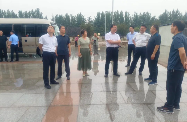 王琪華首先蒞臨諸城涌安橡膠工程輪胎建設(shè)項(xiàng)目，仔細(xì)聆聽了項(xiàng)目負(fù)責(zé)人的介紹，詳細(xì)了解了各個項(xiàng)目的進(jìn)展情況，全面了解了項(xiàng)目中遇到的問題。隨后，與現(xiàn)場人員一起深入討論，共同探討解決項(xiàng)目推進(jìn)中的難題。