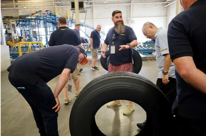 Tyres4U經銷商代表團探訪華誼泰國公司