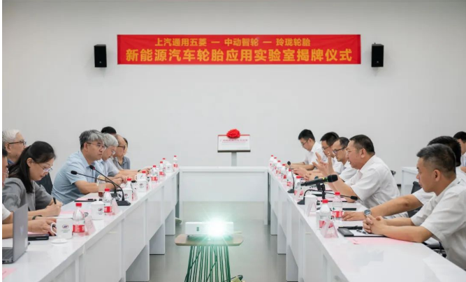 與上汽通用五菱密切合作的合作伙伴之一，玲瓏輪胎也在汽車產(chǎn)業(yè)中扮演著重要的角色。他們多年來一直致力于提高零部件的質(zhì)量，以滿足客戶對高品質(zhì)和高性能輪胎的需求。這些努力得到了全球60多家汽車廠的認(rèn)可，使其成為中國輪胎行業(yè)的佼佼者。