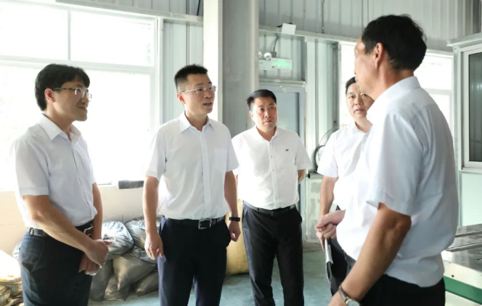 浙江省臺州市三門縣委書記陳曦一行前往珠岙鎮(zhèn)，就橡膠行業(yè)的優(yōu)化提升工作展開深入調研。此次行動旨在進一步充分發(fā)揮三門縣在橡膠資源方面的優(yōu)勢，將其轉化為可持續(xù)發(fā)展的競爭優(yōu)勢。