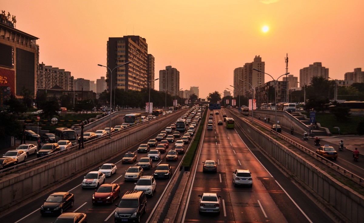 為了刺激汽車市場發展，自2023年6月起，中國中央政府出臺了一系列政策，旨在促進消費和釋放內需。這包括了2023年新能源汽車下鄉活動的啟動，以及延長現行新能源汽車購置稅減免政策至2027年底的消息。此外，國務院辦公廳于7月28日轉發了國家發改委的關于恢復和擴大消費的措施，進一步提振了市場信心。