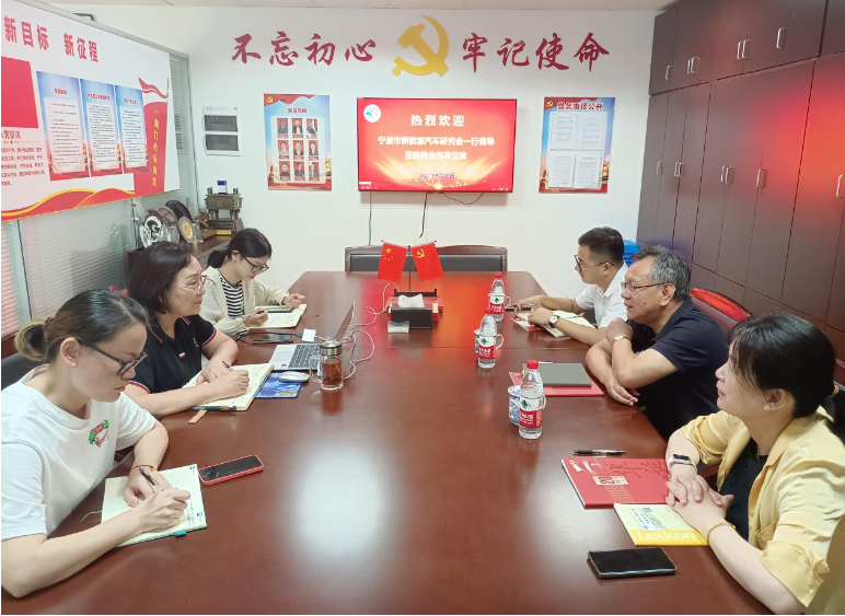 為促進不同行業協會之間的交流與合作，共同提升服務會員企業的能力，寧波市新能源汽車研究會代表團于9月20日蒞臨寧波市涂料與涂裝行業協會，展開深入交流。