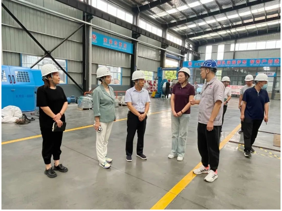 焦作市政府高層代表團于9月20日蒞臨河南華東電纜股份有限公司，對其二期重點項目建設(shè)情況進行了深入調(diào)研。本次代表團成員包括焦作市人大財經(jīng)委主任畢明奇、市發(fā)改委副主任景國紅等，與之同行的還有修武縣發(fā)改委副主任付英祖、經(jīng)開區(qū)黨工委委員、科技和人力資源局局長王愛萍等政府官員。華東電纜外聯(lián)副總青炎飛陪同進行了調(diào)研。