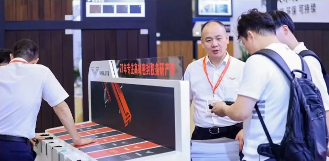 據了解，榮基公司在本次展會上展示了一系列密封膠條產品，包括TPV三復合膠條、三元乙丙膠條、氯丁橡膠膠條和硅膠膠條等，這些產品廣泛應用于門窗幕墻、家用電器、光伏等多個領域，為高品質生活提供全方位的支持。