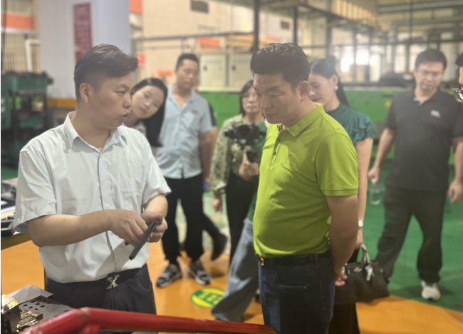 榮基塑料制品有限公司一直以來致力于創新和卓越，為門窗行業提供高品質的密封膠條產品。在曾奎會長的引領下，走訪團成員深入參觀了榮基公司的智能化車間。2022年底，榮基對其煉膠中心進行了全面煥新升級，引進了全自動上輔機和下落式密煉機混煉膠系統，并植入了自動化管理系統，這不僅進一步提高了產能，也徹底提升了企業的智能化管理水平。
