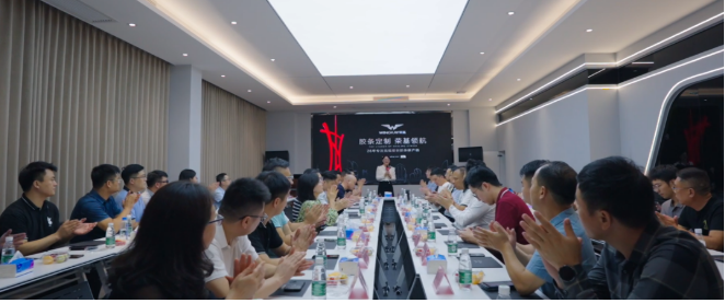 在隨后的座談會上，雙方進行了深入的交流與探討。座談會由榮基公司總經理劉進容主持，他詳細介紹了榮基的發展歷程、技術優勢和經典項目。特別值得一提的是，劉總還詳細闡述了榮基專為門窗企業研發的全新整框焊接密封膠條的性能和優勢，引起了在座嘉賓的濃厚興趣。