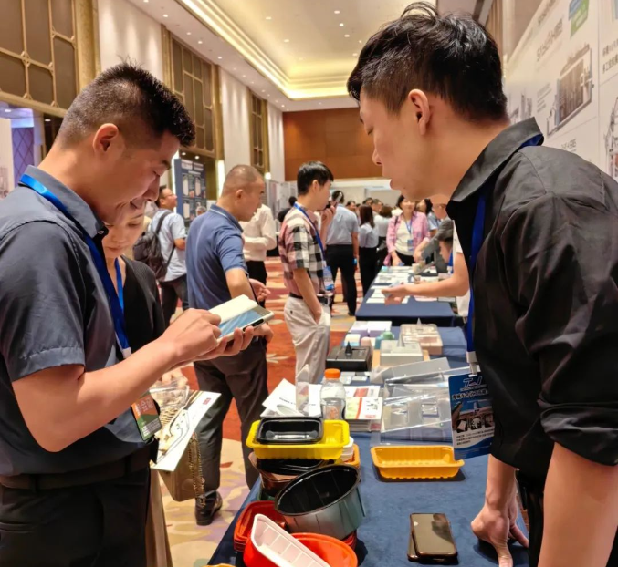 羽迪新材料科技有限公司是一家多年從事色母粒生產的高新技術企業，積極關注行業發展動態，深入了解市場需求，不斷升級優化技術和產品，以適應市場的不斷變化。截至目前，羽迪已為國內外超過2000家客戶提供了各類產品的定制解決方案，展現了其在熱成型行業的堅實實力和領先地位。這一次的熱成型大會再次證明了羽迪在行業中的引領地位和創新能力，也為未來的發展奠定了堅實的基礎。