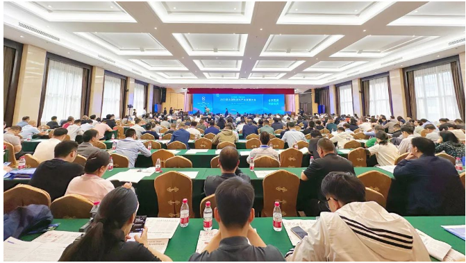 萬正峰指出，涂料產業正處于轉型升級的關鍵時期，隨著我國城鎮化進程的加速以及居民消費結構的升級，這一行業正迎來高速增長的機遇。濮陽市將繼續加大對涂料產業的支持力度，強化創新驅動，積極建設國家級和省級石化科研平臺和重點實驗室。此外，濮陽將進一步完善政策，提供更多支持綠色涂料產業發展的政策舉措，為企業提供更好的投資環境和服務。