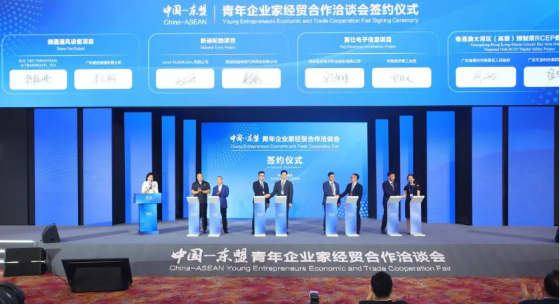 據了解，新迪輪胎項目計劃投資高達20億元人民幣，將在馬來西亞彭亨州馬中關丹產業園內興建一個面積超過700,000平方米的工業4.0工廠。該工廠將主要專注于生產和銷售乘用車子午線輪胎(PCR)、輕卡子午線輪胎(LTR)以及客貨車子午線輪胎(TBR)。這一重大合作項目由駿鴻實業有限公司的子公司投資建設，目前已順利啟動，為雙方帶來了共贏的機會。