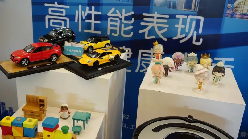 其中，與故宮聯名的三棵樹展示了中國漆和中國色的魅力，立邦則以科技創新和低碳發展為主題展示了裝配式節能裝飾一體化解決方案。紫荊花全方位展示了其品牌及產品實力，包括家裝涂料、工程涂料、藝術涂料、玩具涂料、家具涂料、防腐涂料等。