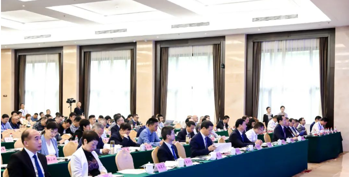 會議上，民族涂料龍頭企業(yè)三棵樹的董事長兼總裁洪杰發(fā)表了《把握機(jī)遇 迎接改變 堅定不移走高質(zhì)量發(fā)展道路》的主題報告，他深入闡述了當(dāng)前涂料行業(yè)所面臨的大變局以及未來的發(fā)展趨勢，引發(fā)了行業(yè)內(nèi)的廣泛關(guān)注。