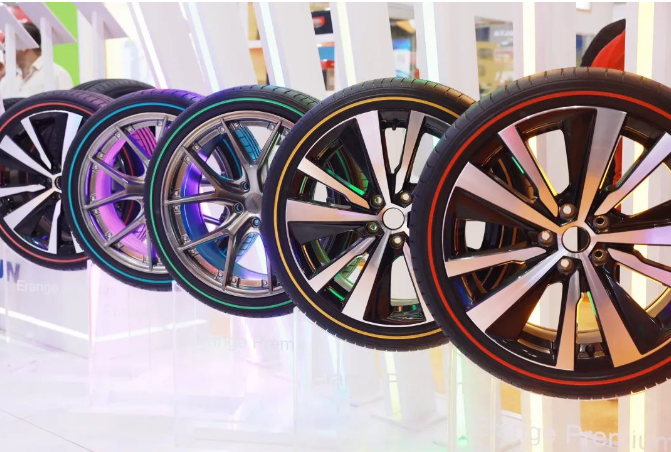 其中，在乘用車輪胎方面，SAILUN Erange Premium私人定制彩邊胎、SAILUN PD11漂移比賽用胎、ROADX品牌 RXQUEST AT21全地形越野輪胎、ROADX品牌RXMOTION U11新升級缺氣保用輪胎、BLACKHAWK HV81靜音棉輪胎、BLACKHAWK品牌HISCEND-H HV61城市越野輪胎、DYNAMO品牌STREET-H MU71超高性能轎車輪胎、ROVELO品牌Mo<i></i>ntare HT RV08 城市公路越野輪胎等紛紛亮相。特別是彩邊胎，采用了EcoPoint3技術，被業內譽為突破性的技術創新，不僅縮短了剎車距離和降低輪胎噪音，還提高了車輛續航里程，為現場觀眾帶來了一場技術盛宴。