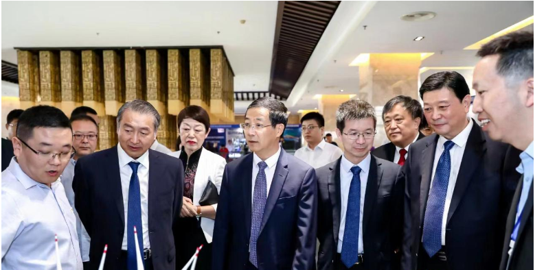 此次大會匯聚了國內(nèi)外知名企業(yè)代表，充分體現(xiàn)了高端化和國際化。各國涂料行業(yè)領(lǐng)袖也分享了各自國內(nèi)涂料市場的現(xiàn)狀和經(jīng)濟社會發(fā)展趨勢。同時，會議還聚焦輻射固化涂料、仿生涂層材料等領(lǐng)域的最新發(fā)展現(xiàn)狀，為涂料產(chǎn)業(yè)的可持續(xù)發(fā)展提供了寶貴經(jīng)驗。